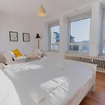 Zentrale Grosszuegige Penthousewohnung Fuer 8 Personen